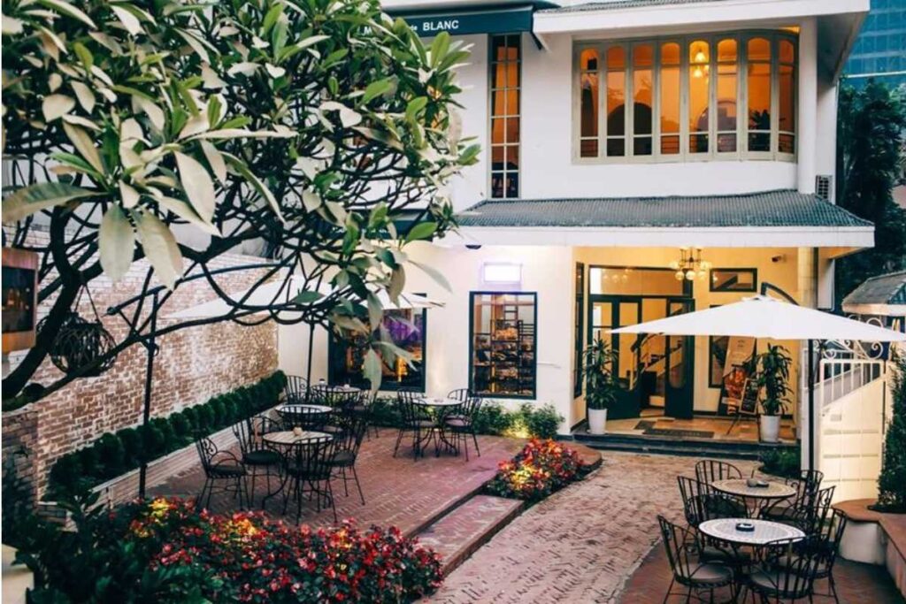 Mặt tiền quán Maison De Blanc thiết kế kiểu Pháp - quán cafe đẹp Hà Nội