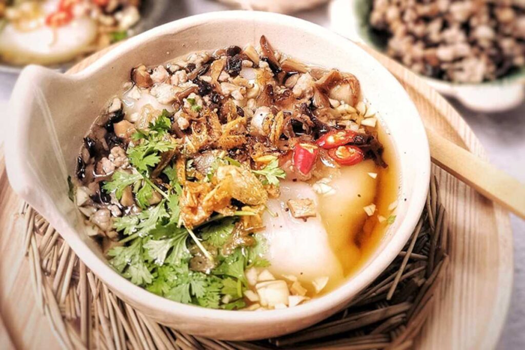 Bát bánh đúc nóng Cô Nội đầy đặn thịt băm mộc nhĩ hành phi thơm lừng