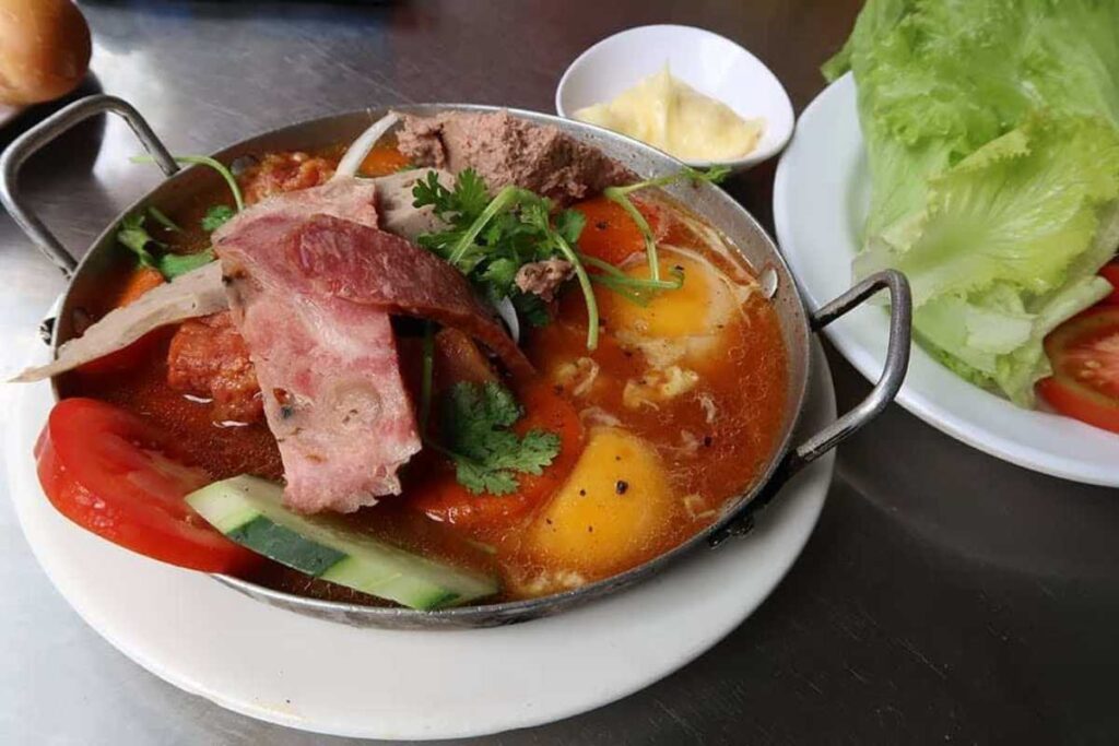Chảo bánh mì bò kho 144 Huỳnh Thúc Kháng Đà Nẵng nóng hổi.