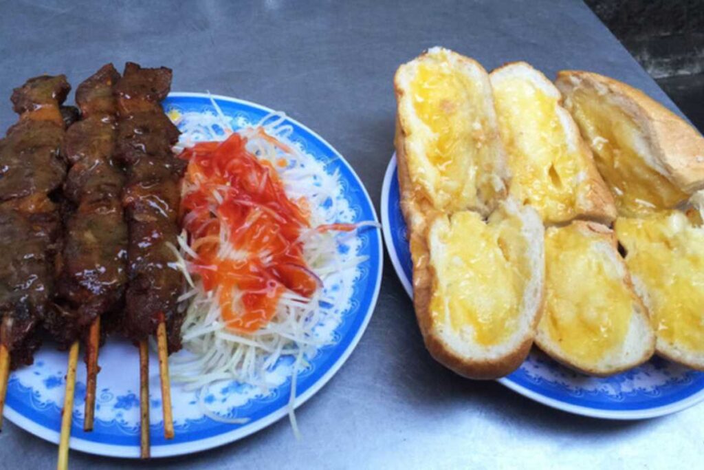 Bánh mì nướng bơ Campuchia và xiên bò nướng tại Quận 1