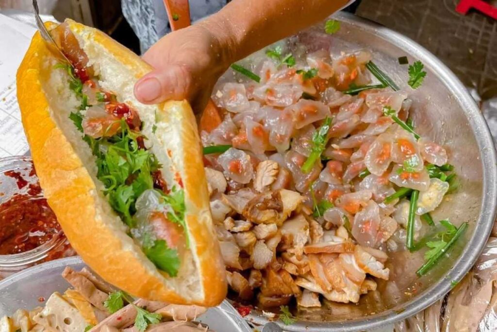 Bánh mì kẹp bột lọc Đà Nẵng nhân tôm thịt đậm đà.