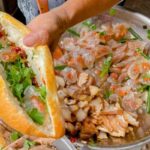 Bánh mì kẹp bột lọc Đà Nẵng nhân tôm thịt đậm đà.