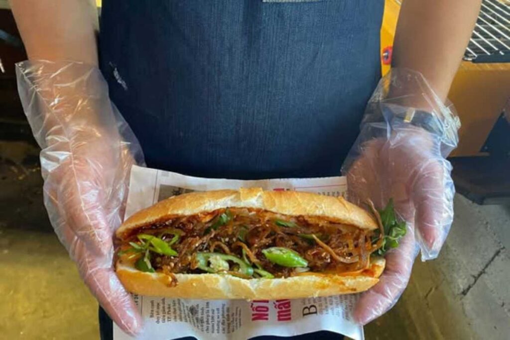 Bánh mì cá khô rim Đà Nẵng món ngon đường phố lạ miệng.