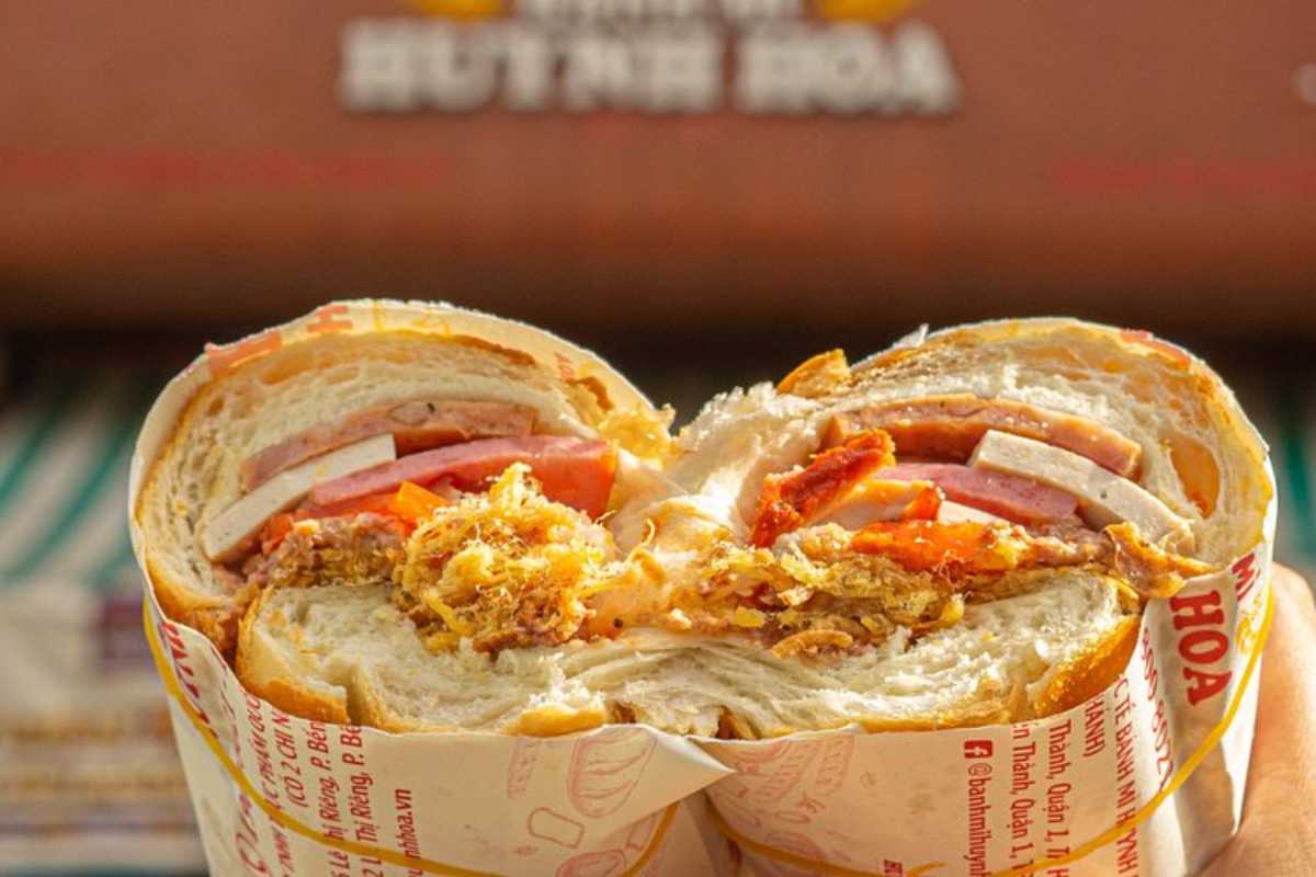 Bánh mì Huỳnh Hoa Quận 1 nổi tiếng với nhân thịt nguội và patê dày đặc