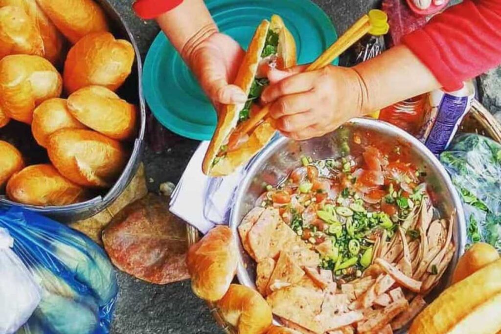 Bánh mì Ông Tý Đà Nẵng nhân chả bò heo tối giản cực ngon.