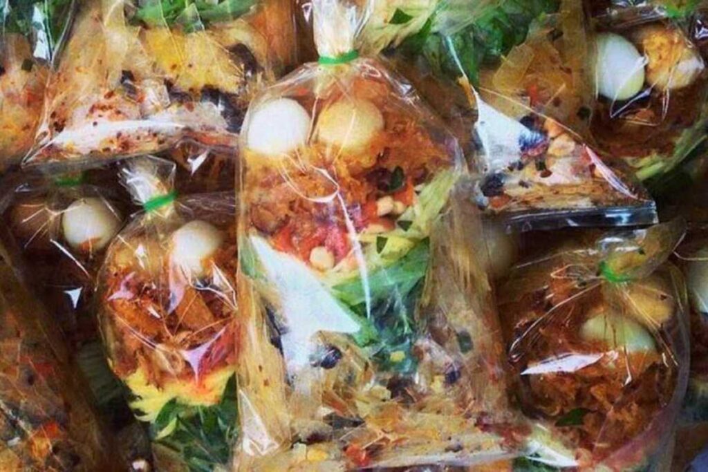 Bánh tráng trộn Chú Viên đóng gói sẵn với đầy đủ topping trứng cút và khô bò.