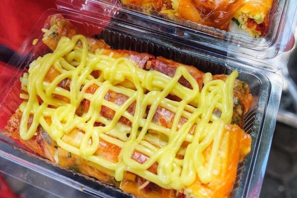 Hộp bánh tráng cuốn sốt bơ vàng óng béo ngậy tại quán Cô Hằng