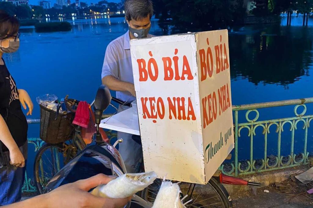 Xe đạp bán bò bía ngọt và kẹo nha ven hồ Tây buổi tốiXe đạp bán bò bía ngọt và kẹo nha ven hồ Tây buổi tối