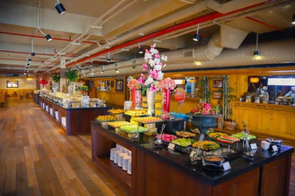Không gian quầy buffet đa dạng và sang trọng tại nhà hàng Beer Plaza Bà Nà Hills.