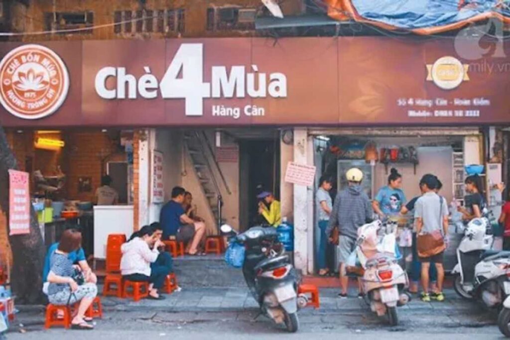 Mặt tiền quán Chè Bốn Mùa số 4 Hàng Cân đông khách ngồi vỉa hè phố cổ