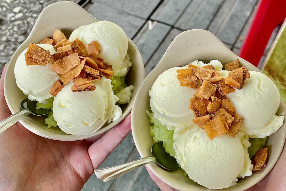 Hai bát kem xôi Phan Chu Trinh màu xanh cốm với dừa khô giòn rụm