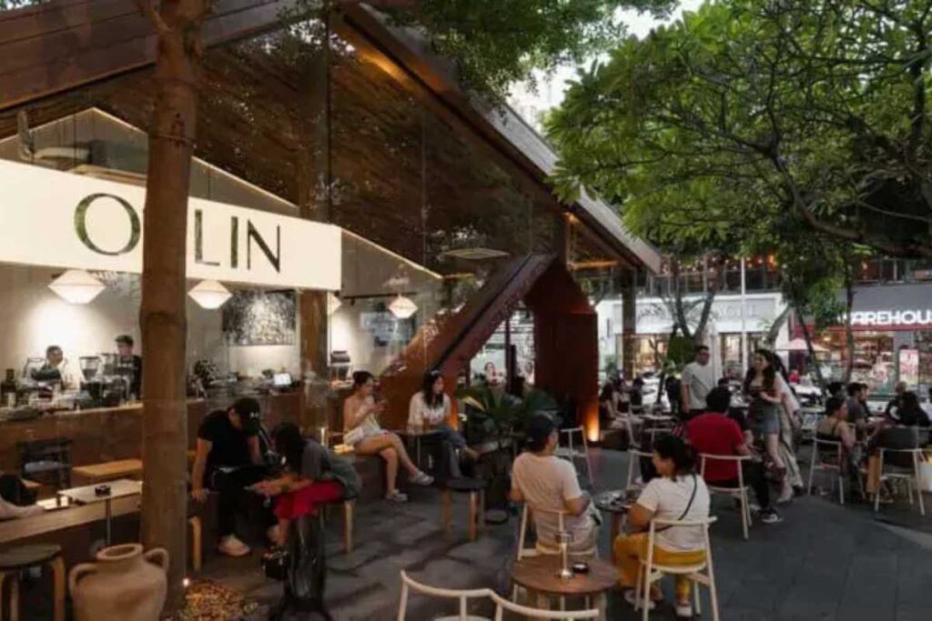 Ollin Café Quận 7 không gian hiện đại nhiều cây xanh