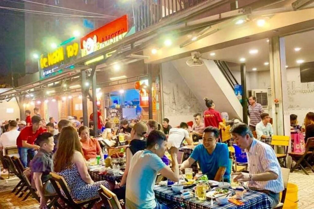 Không gian nhộn nhịp đông khách ăn uống tại quán Ốc Ngon 109 Yên Lãng