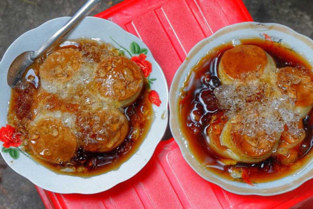 Những chiếc bánh flan mềm mịn ăn cùng đá bào tại quán Chị Mười.