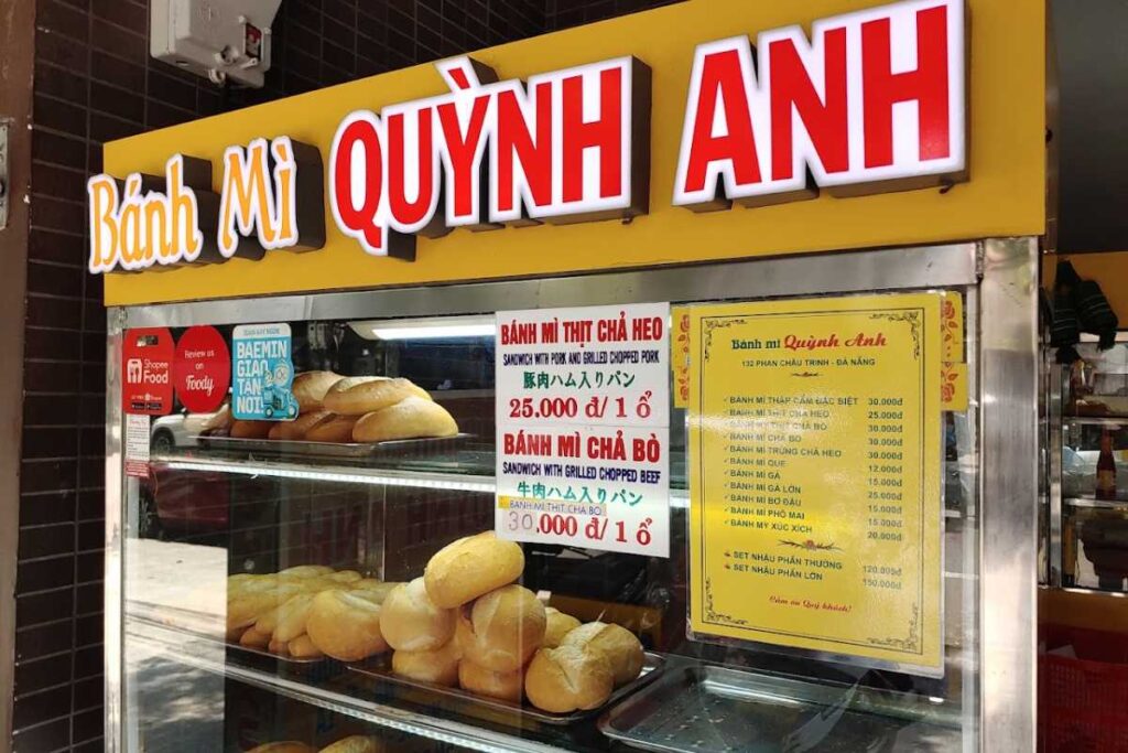 Tiệm bánh mì Quỳnh Anh Đà Nẵng điểm đến ăn sáng gần Cầu Rồng.