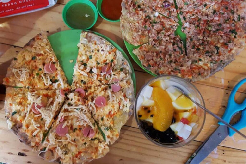 Bánh tráng nướng C002 giòn rụm đầy ắp phô mai và xúc xích.