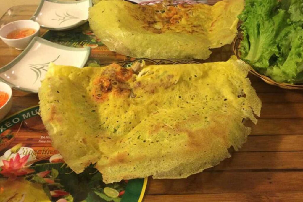 Bánh xèo Mười Xiềm vỏ vàng giòn rụm nhân tôm thịt đầy đặn.