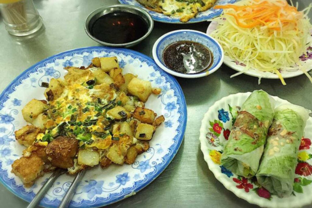 Đĩa bột chiên giòn rụm kết hợp trứng và đu đủ bào tại quán Đạt Thành.