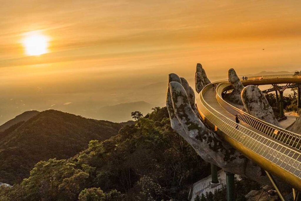 Check-in Cầu Vàng Bà Nà Hills vắng người lúc bình minh sáng sớm.