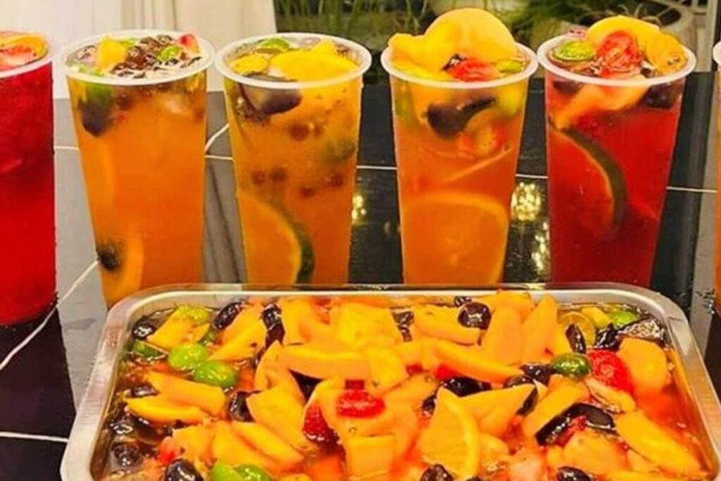 Các ly trà hoa quả và khay hoa quả dầm sốt thái tại Funny Monkey