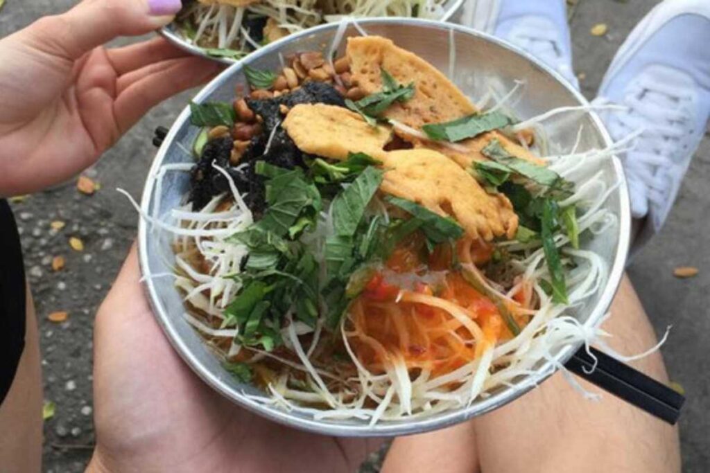 Gỏi cuốn tôm nhảy tươi ngon với tôm đỏ au và rau sống xanh mát.