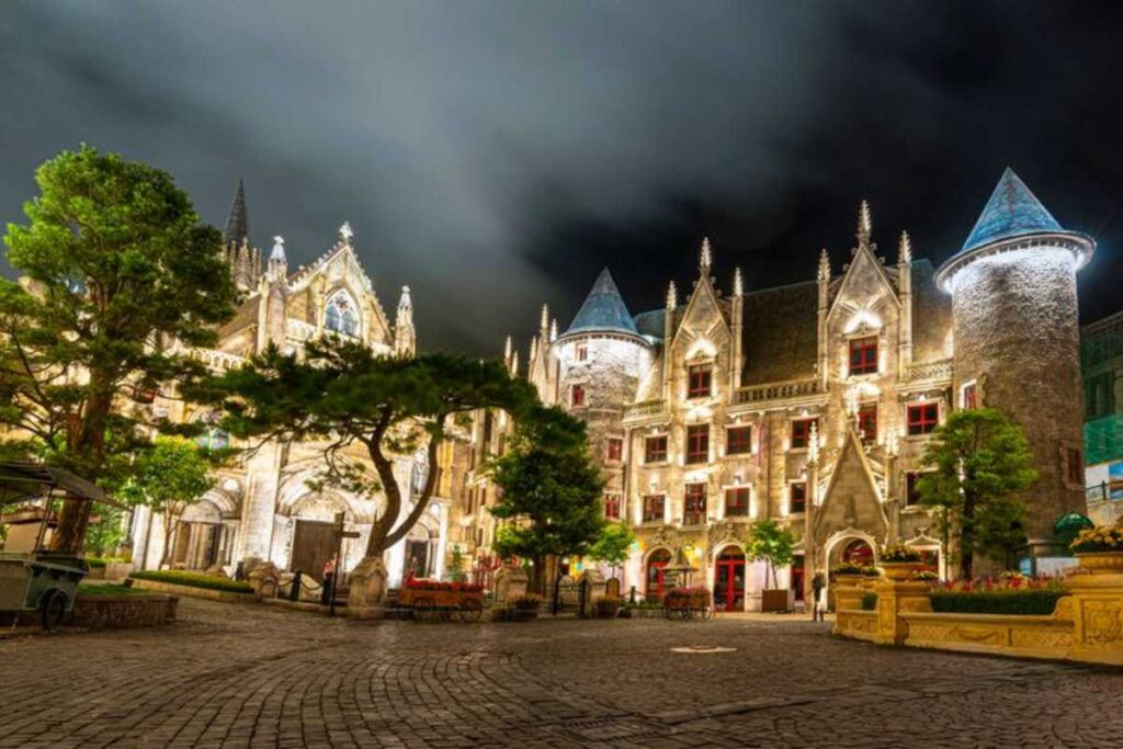 Khách sạn Mercure Danang French Village lung linh dưới ánh đèn đêm phong cách Gothic.