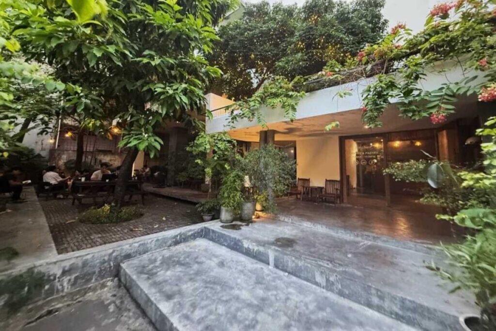 Thiết kế tối giản và ngập tràn ánh sáng tự nhiên tại 7AM Coffee Đà Nẵng.