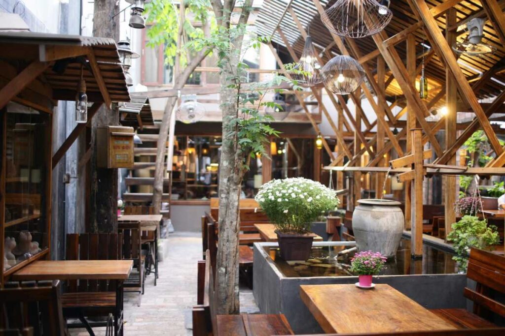 Kiến trúc gỗ mộc mạc kết hợp hồ cá Koi thư giãn tại AN Cafe Nha Trang