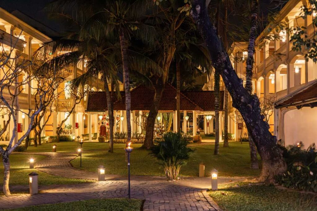 Sân vườn ven sông Thu Bồn về đêm lấp lánh tại Anantara Hoi An Resort.