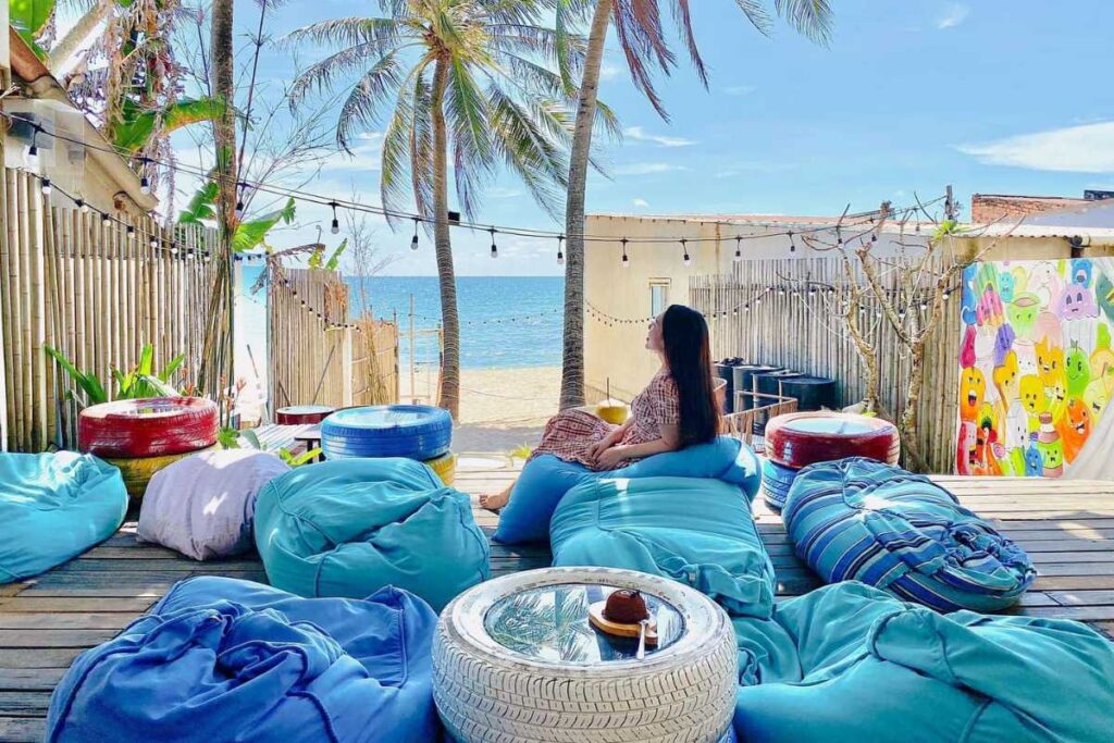 Không gian ngoài trời sát biển tại Aroi Dessert Cafe Phú Quốc.