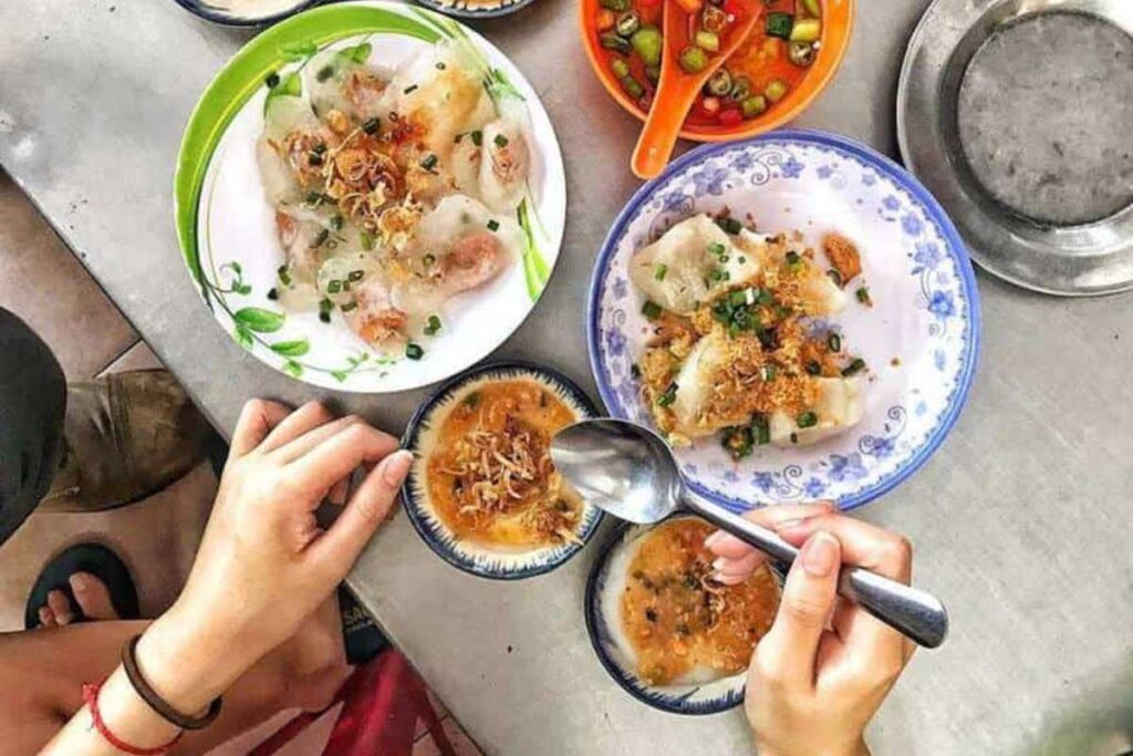 Khay bánh bèo, bánh lọc và bánh nậm rưới nước mắm chua ngọt tại quán Bà Bé.