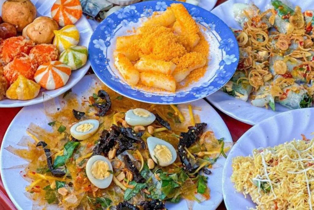 Mâm bánh tráng trộn và bánh tráng cuốn sốt bơ hấp dẫn tại quán Bảo Ngọc 40 Bạch Đằng Nha Trang.