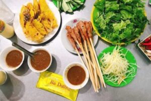 Mâm bánh xèo vàng giòn kèm nem lụi và nước tương gan đặc trưng tại Bánh xèo Bà Dưỡng.