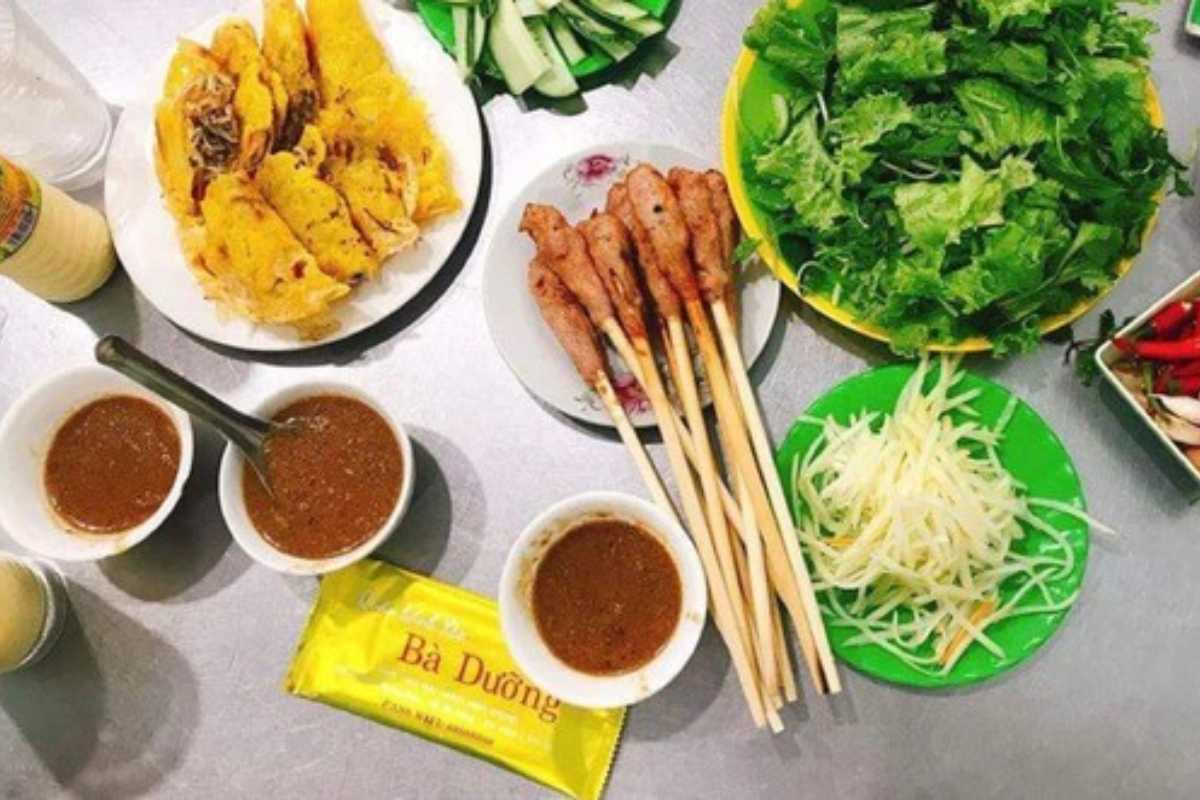 Mâm bánh xèo vàng giòn kèm nem lụi và nước tương gan đặc trưng tại Bánh xèo Bà Dưỡng.