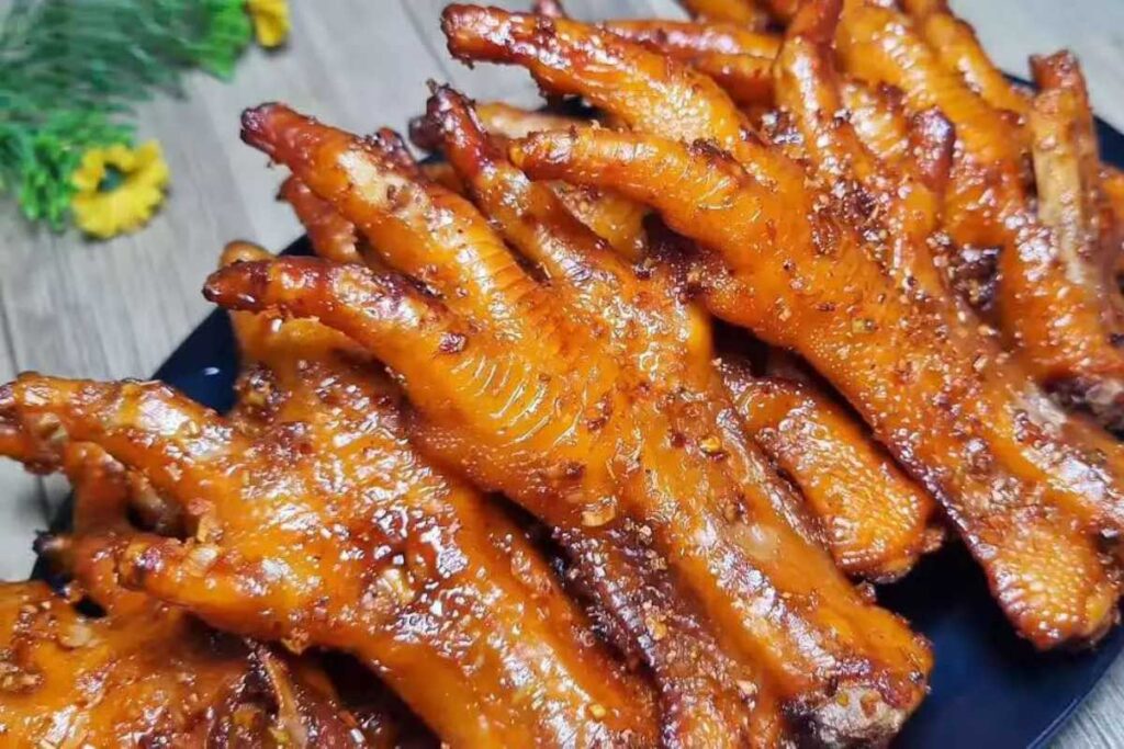 Đĩa chân gà nướng mật ong vàng óng, cháy cạnh thơm nức mũi chấm cùng muối ớt xanh.