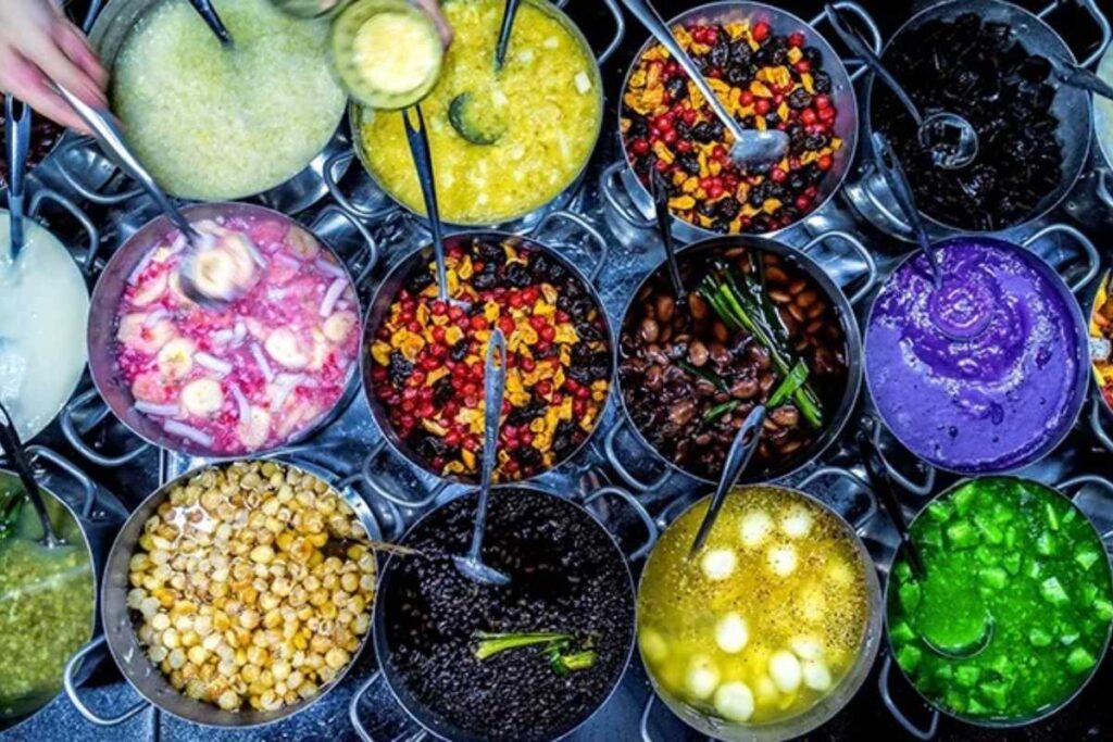 Các nồi chè lớn với nhiều loại khác nhau: chè bưởi, chè khoai dẻo, chè hạt sen được bày bán tại chợ Hạ Long.
