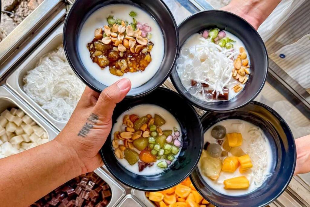 Các loại chè Thái sầu riêng và chè khúc bạch đa sắc màu tại quán Chè Sài Gòn Phan Châu Trinh.