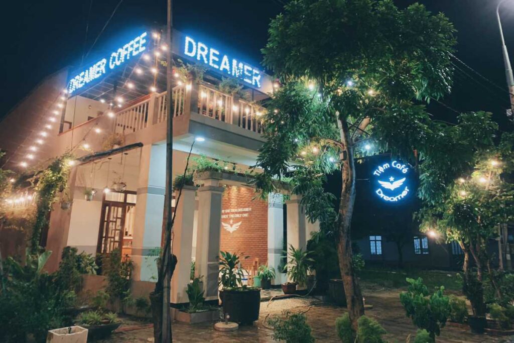Không gian sân vườn xanh mát đầy nghệ thuật tại Dreamer Coffee Đà Nẵng.