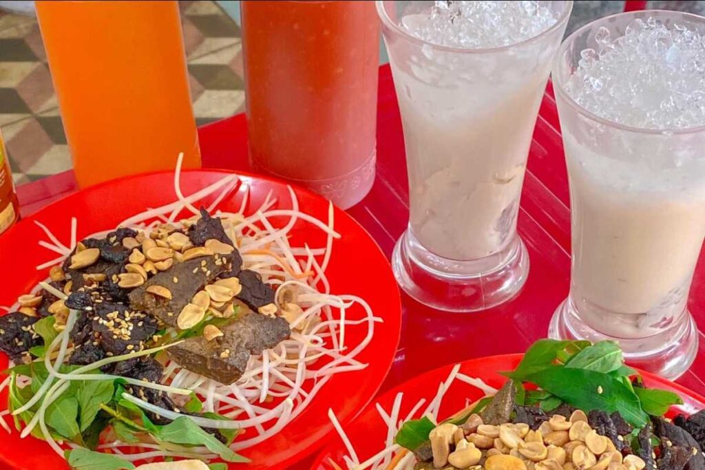 Combo gỏi khô bò đu đủ và tàu hũ nóng cốt dừa béo ngậy tại 26 Hàn Thuyên Nha Trang.