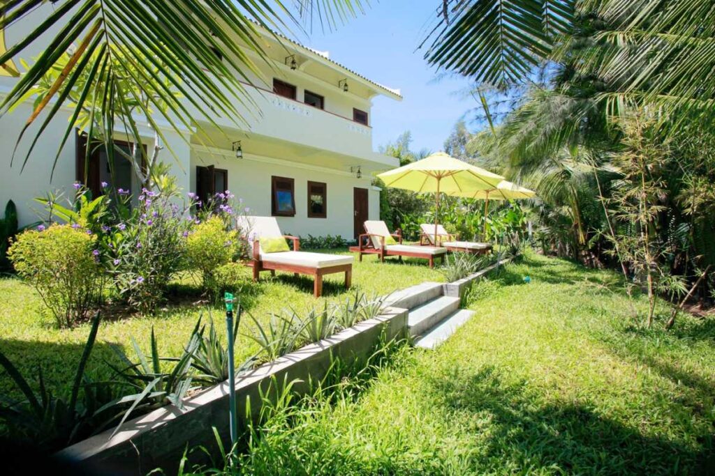 Kiến trúc châu Âu và sân vườn nhiệt đới tại Green Boutique Villa Hội An.