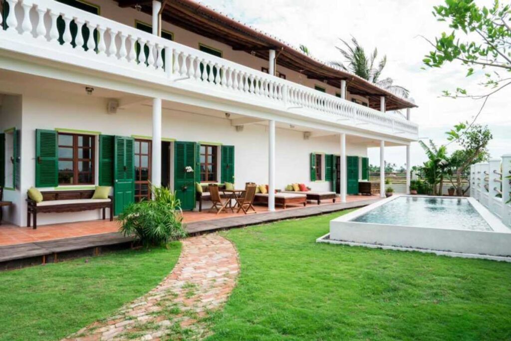 Kiến trúc Việt cổ tinh tế và bể bơi nhỏ bên hiên nhà Heron House.