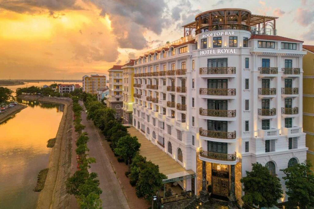 Khách sạn 5 sao màu trắng sang trọng bên sông Thu Bồn hoàng hôn.