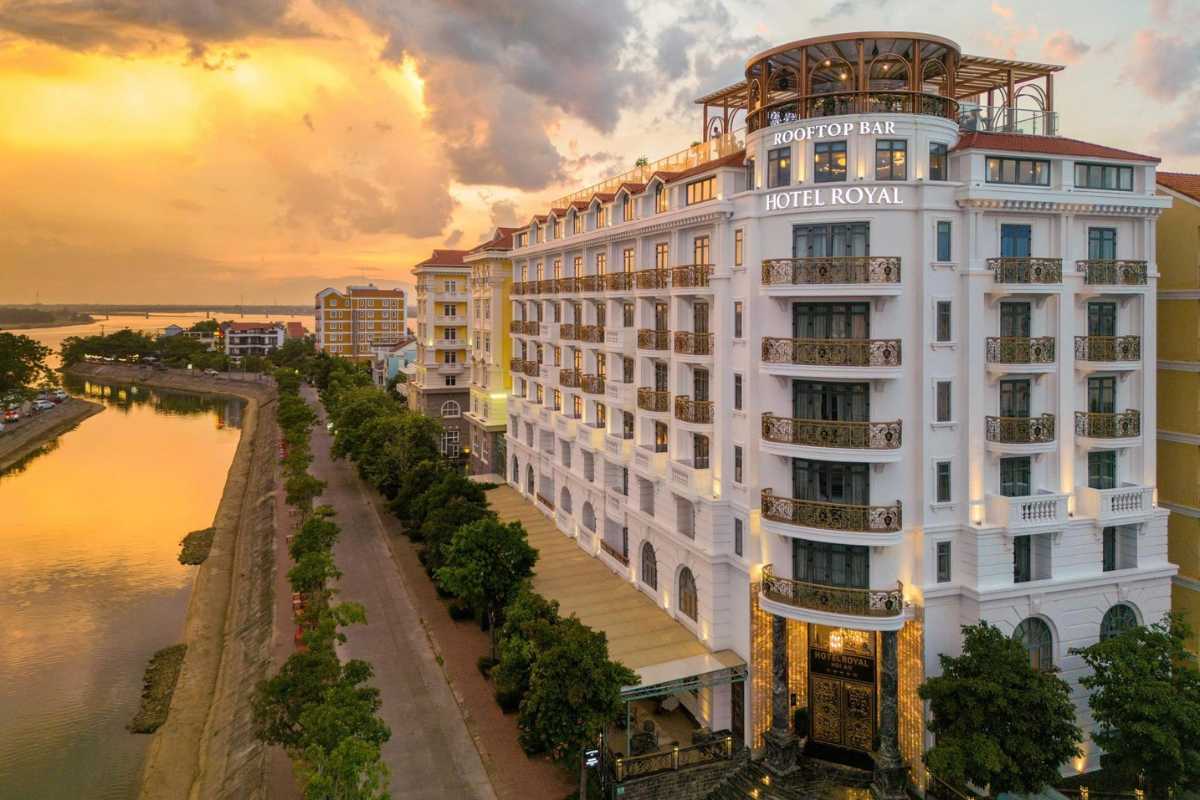 Khách sạn 5 sao màu trắng sang trọng bên sông Thu Bồn hoàng hôn.