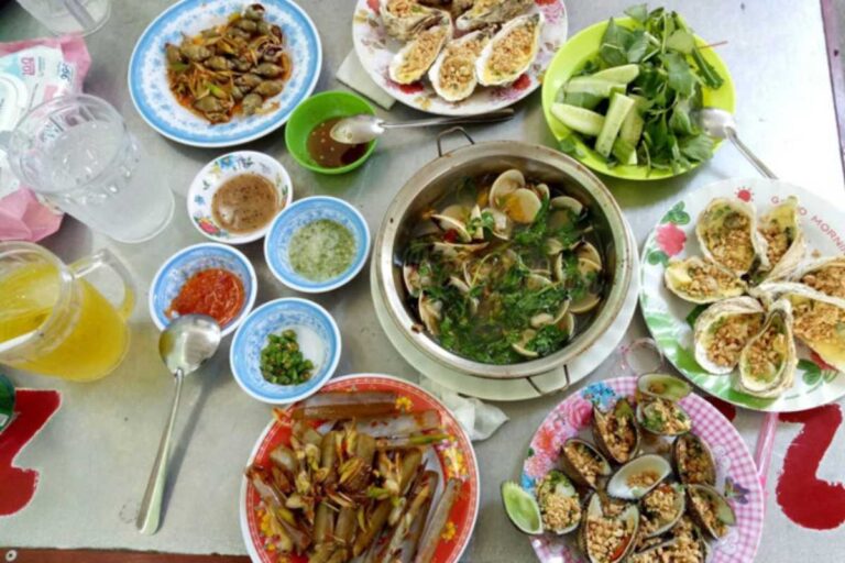 Mâm ốc hải sản tươi sống chế biến đa dạng tại ốc Nhưng chợ Vĩnh Lương Nha Trang.