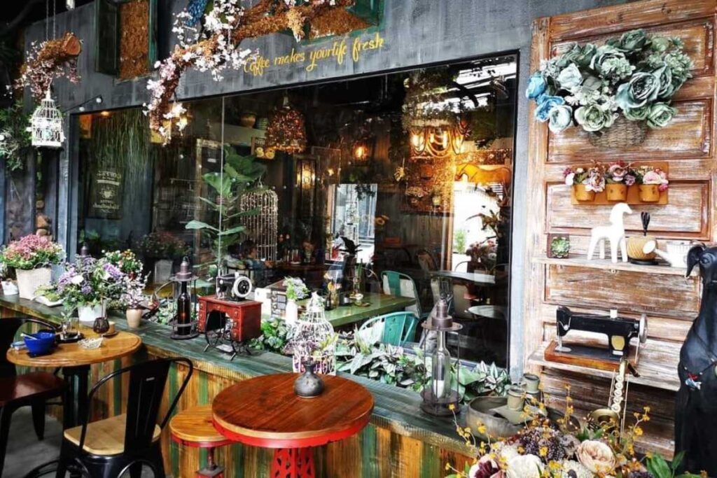 Góc decor vintage nghệ thuật với nhiều hoa và mảng xanh tại Jungle Coffee Nha Trang