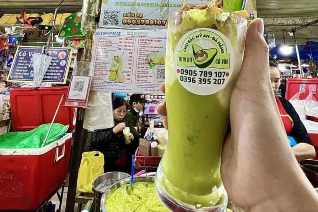 Ly kem bơ xanh mướt mắt với dừa khô và kem dừa tại quán Cô Vân chợ Bắc Mỹ An.