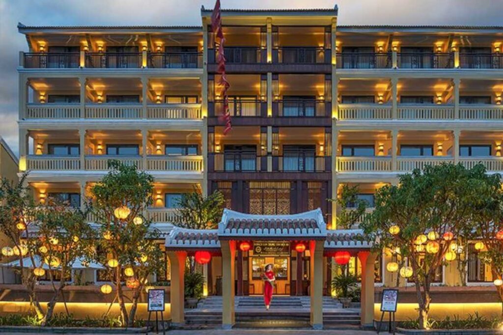 Mặt tiền khách sạn 4 sao Little Hoi An lung linh với hàng trăm lồng đèn.