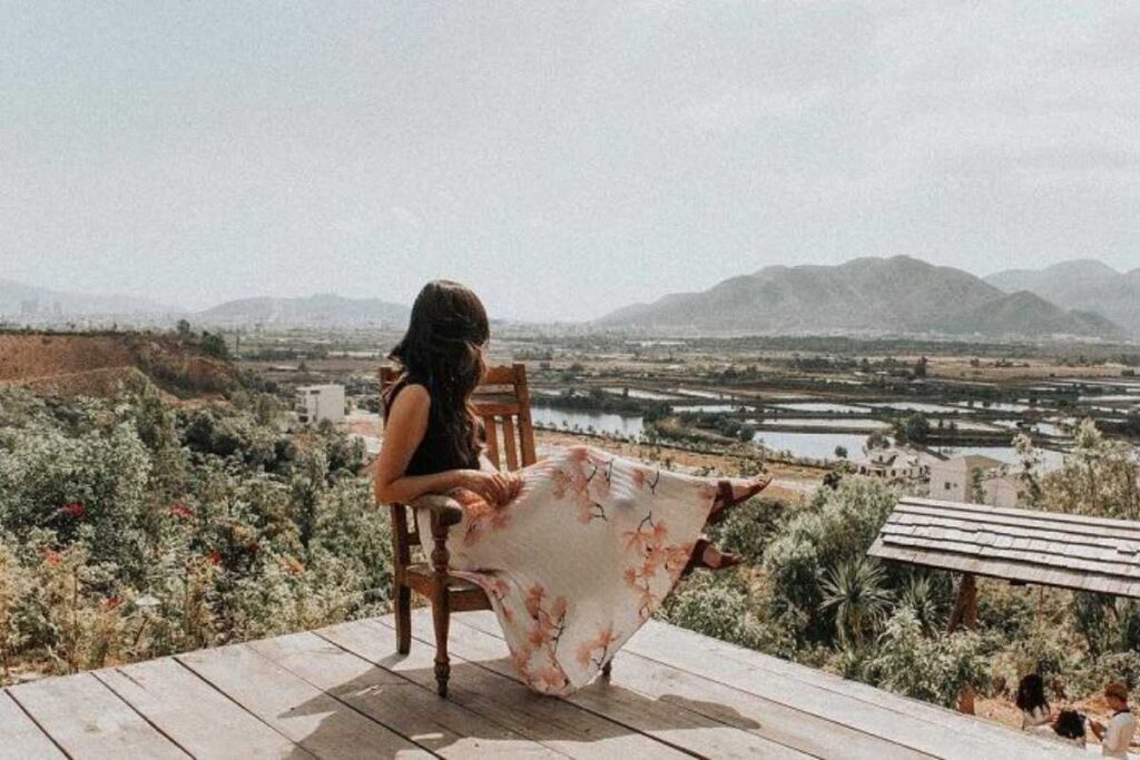 View ngắm toàn cảnh thung lũng và núi rừng cực chill từ ban công Mokuzo Kafe Nha Trang