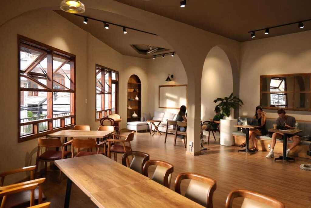 Không gian cà phê tối giản phong cách Roastery ấm cúng tại Nora Coffee Nha Trang