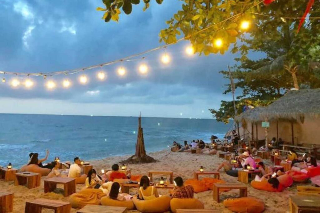 Góc chill ghế lười màu cam bên bờ biển tại OCSEN Beach Bar & Club Phú Quốc.